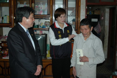 新竹縣長夫人竹東橫山發放急難救助(圖)