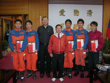 縣長表揚6位英勇救人的打火弟兄(圖)