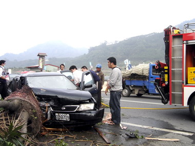 國姓福龜發生一起車輛撞路樹車禍(圖)