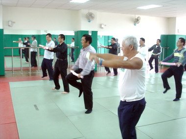 集集警察分局舉辦毛巾健身操活動(圖)