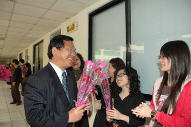縣府慶祝二八婦女節贈員工玫瑰花(圖)