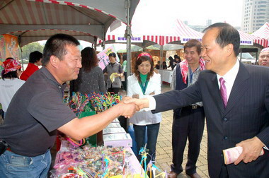 社區風貌營造成果展鄭永金頒發結業證書(圖)