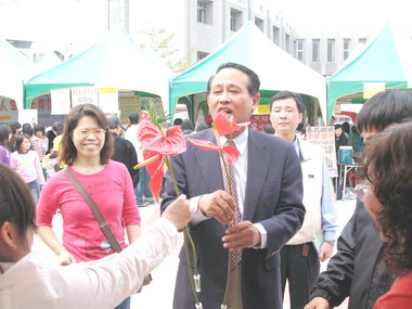 曹啟鴻參加「幸福女人萬花筒」嘉年華會(圖)