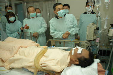 警政署長南下探視嘉義市員警黃俊銘(圖)