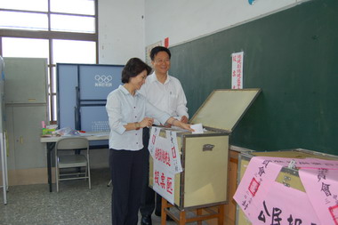 卓縣長與夫人連袂投下總統大選選票(圖)
