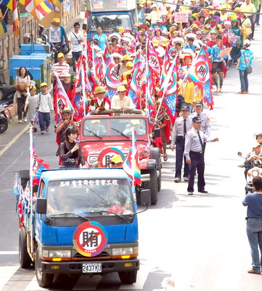 屏東舉辦踩街阿猴城反賄逗陣行活動(圖)