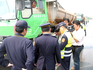集集警分局強力取締台16線違規砂石車(圖)