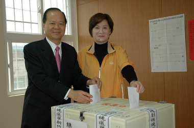 新竹縣長賢伉儷投票並慰勉警察同仁辛勞(圖)