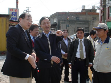 桃園縣長視察許厝港一號橋(圖)