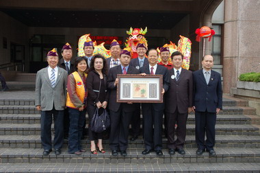 國際獅子會300G1捐贈舞龍(圖)