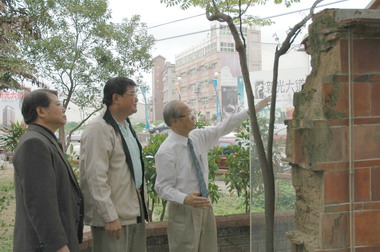新竹市長現勘新光路蔡氏門樓(圖)