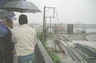 新竹市長勘查舊港大橋新建工程(圖)