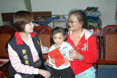 縣長夫人芎林新埔急難救助(圖)