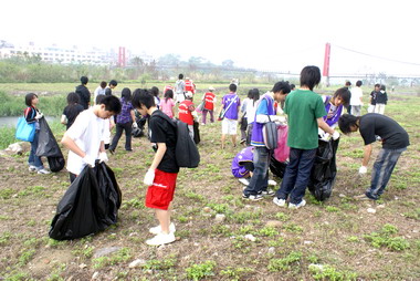 響應世界地球日八掌溪畔舉辦淨溪活動(圖)