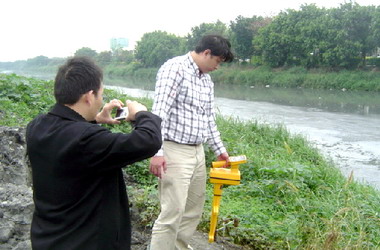 環保局夜探養豬場查獲養豬戶排放污水(圖)