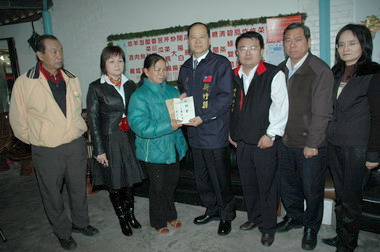 新竹縣長慰問車禍死亡的黃乾保父子家屬(圖)