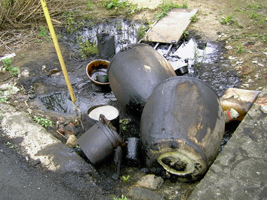 溪洲國小附近遭人倒廢棄物及不明黑油(圖)