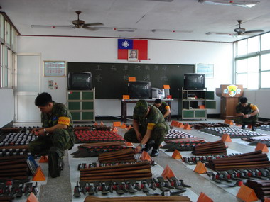 後備九０七旅上半年度地區級主官裝備檢查(圖)