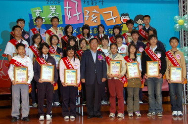 嘉義縣模範生一日志工，落實關懷精神(圖)