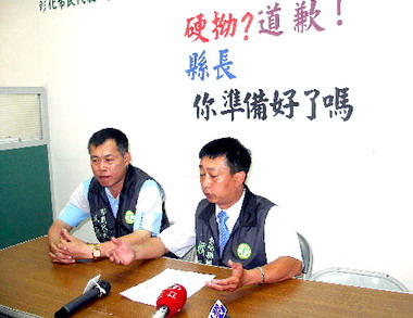 議員賴岸璋要縣長卓伯源為逆向行車道歉(圖)