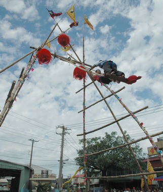 光路社區高空盪鞦韆傳統民俗活動(圖)