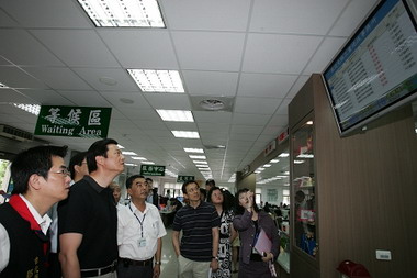 台北縣長訪三重地方建設 與運將大哥暢談(圖)