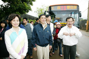 郝龍斌搭乘掃墓公車獲民眾歡迎(圖)