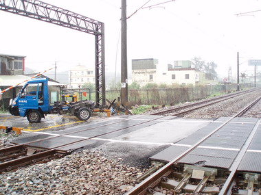 台鐵南下自強號今意外撞上小貨車(圖)