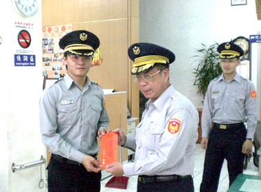 員警負傷開槍逮竊賊(圖)