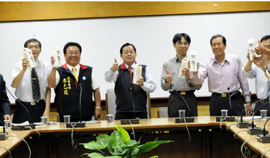 行動支持縣農會乳品 劉政鴻暢飲將軍鮮乳(圖)