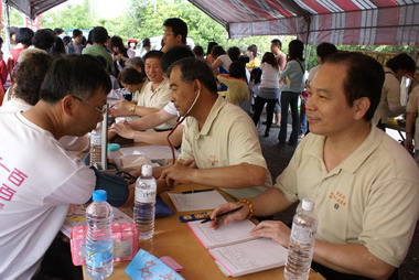 「逗陣保護 疼惜兒童」關懷家庭愛心園遊會(圖)