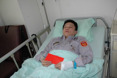 新竹縣長慰問擒賊受傷的員警林昌佑(圖)