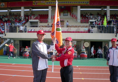 縣長授旗97年全中運代表隊並提高金牌獎金(圖)