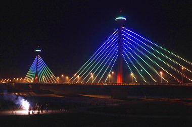 苗栗市新東大橋的夜景變美麗了(圖)