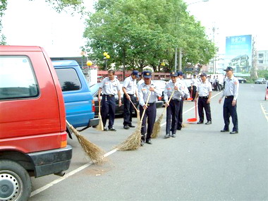 虎警民防響應地球日清掃街道(圖)