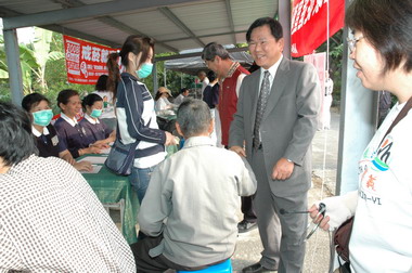 歡喜來檢查、健康逗陣走(圖)