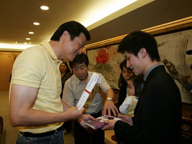 旅日棋王張栩拜訪縣長 推廣圍棋活動(圖)