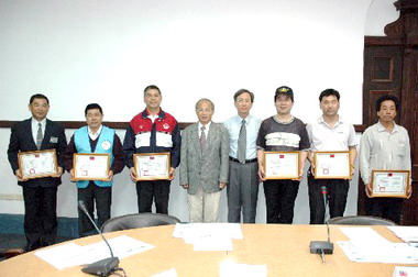 林政則表揚協助清明掃墓工作人員(圖)