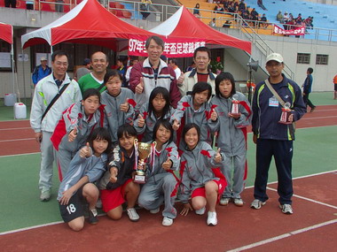 自強國小女子足球隊四個月奪全國兩大冠軍(圖)