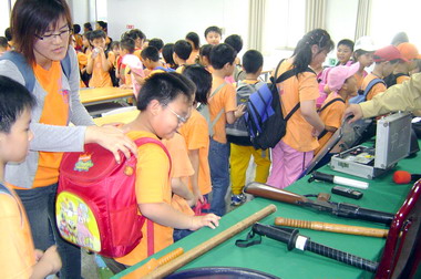 敦和國小學生參觀警分局員警總動員(圖)