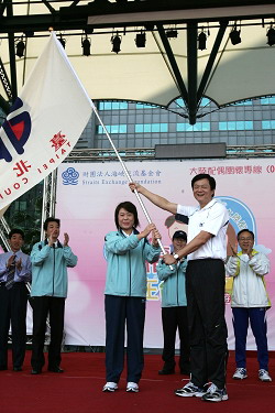 北縣全中運代表隊出征南投 台北縣長授旗(圖)