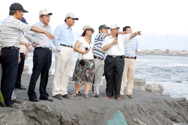 屏東縣長曹啟鴻巡視海堤及排水工程(圖)