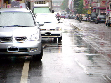 警察應嚴格取締阻礙騎樓通道之違規車輛(圖)