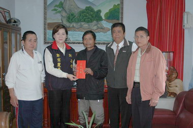 縣長夫人鄭宋麗華慰問尖石鄉急難救助戶(圖)