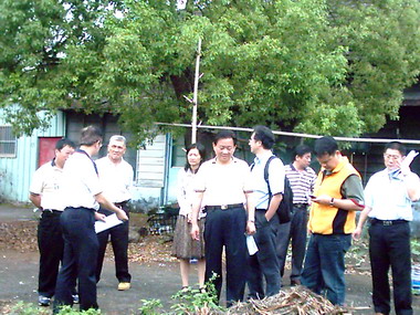 集集鎮長莊瑞麟會勘林務局舊宿舍(圖)