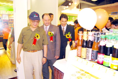 綠色小鎮美村店開幕１０元麵包回饋鄉里(圖)