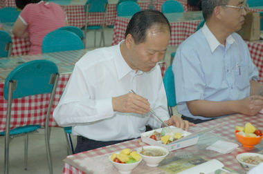 新竹縣長與員工響應世界地球日(圖)