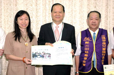 正隆公司贈送3百雙鞋子予弱勢學童(圖)