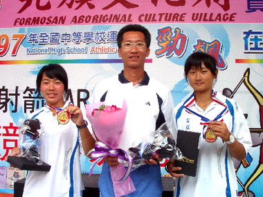 成德高中高女組空手道勇奪第三量級金牌(圖)