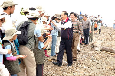 響應世界地球日鄭永金參與淨灘活動(圖)